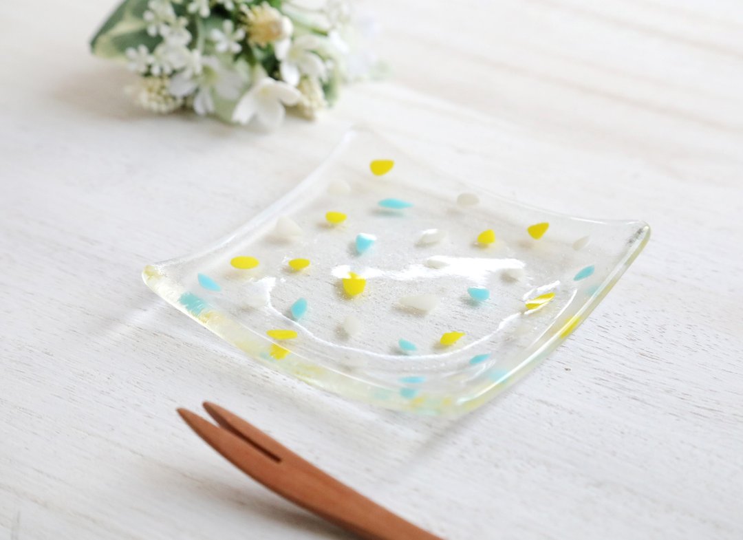 Glass small plate of squishy popping pieces / Lemon squash / Thin - 浅碟/小碟子 - 玻璃 黄色