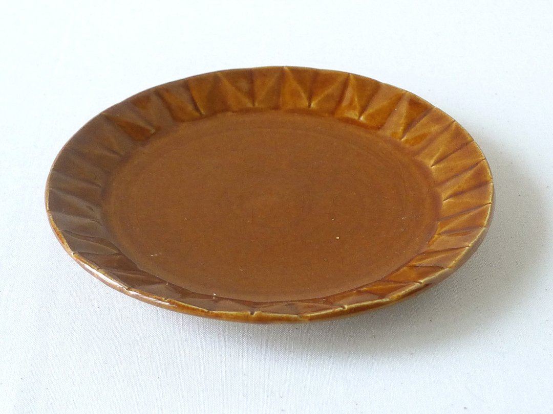 Diamond crest rim plate (small) - 浅碟/小碟子 - 陶 咖啡色