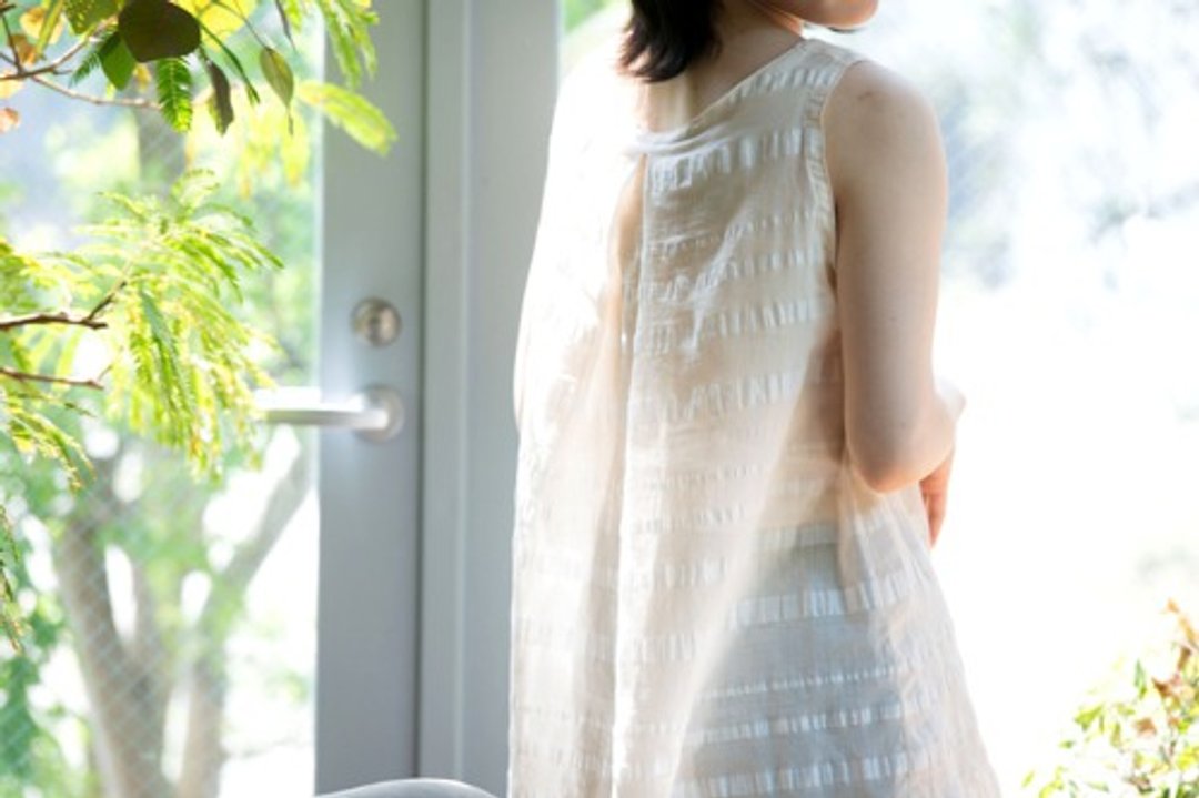 有机棉亚麻条纹后打褶无袖上衣 - 女装衬衫 - 棉 白色