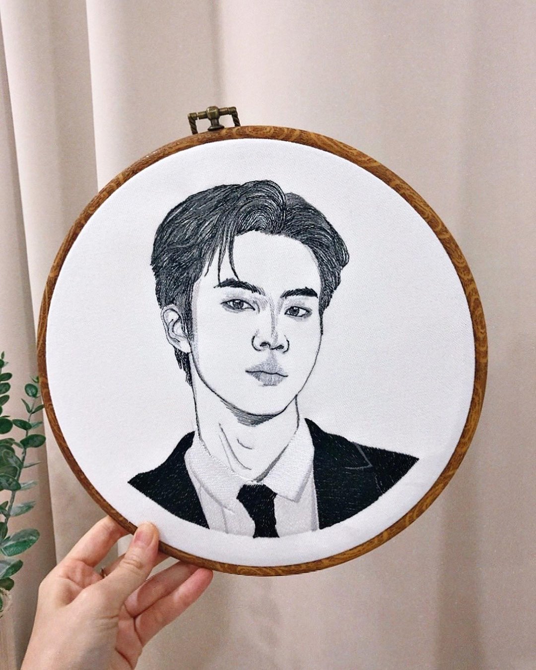 Customized Embroidery Portrait Circle frame 10 inch. (25 cm) - 其他 - 绣线 白色