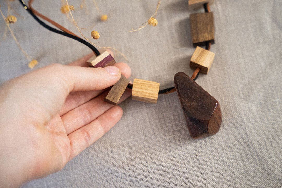 Geometric wooden necklace with a wooden pendant. Short Wooden beads - 项链 - 木头 咖啡色