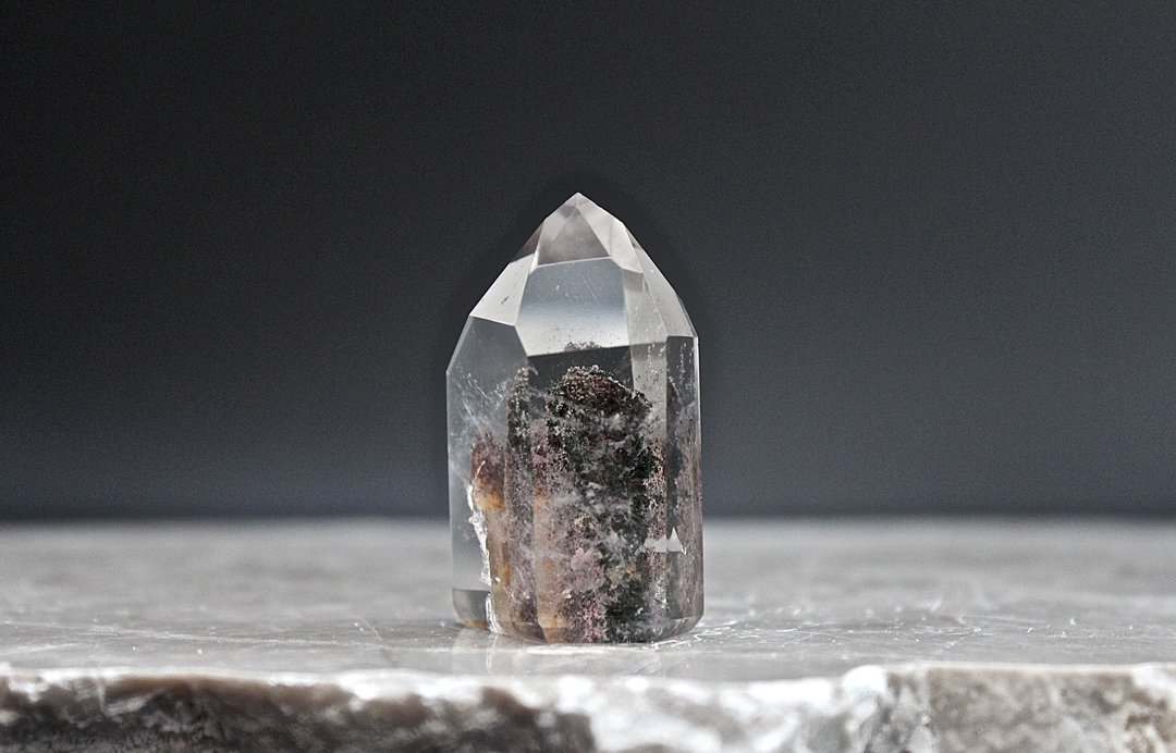 石栽 SHIZAI-共生异象绿藻水晶柱-含底座 - 摆饰 - 水晶 卡其色