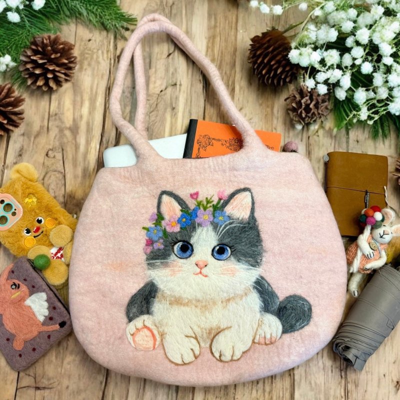 手工戳图 羊毛毡单肩包 猫猫手工包 疗愈插画风 梦幻花朵猫 - 侧背包/斜挎包 - 羊毛 粉红色