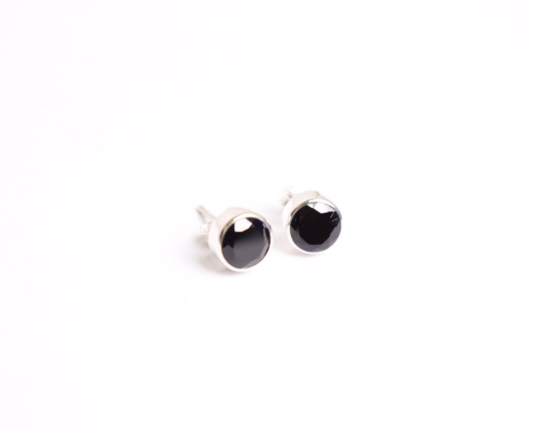 Beautiful shine of jet black Black spinel single earrings Silver 925 - 耳环/耳夹 - 纯银 黑色
