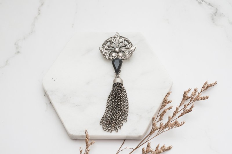 【古董饰品/西洋老件】VINTAGE古典银色莱茵石流苏古着胸针 - 胸针 - 其他金属 银色