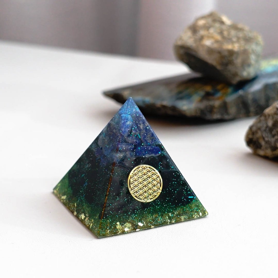 【青金石、绿砂石】奥根水晶能量金字塔Orgonite 5x5 cm - 摆饰 - 水晶 多色