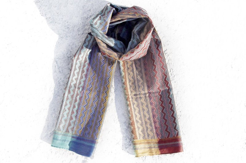 圣诞礼物 新年礼物 生日礼物 情人节礼物 限量一件 手缝刺绣丝绸丝巾 / 彩色刺绣丝巾 / 手工刺绣丝绸围巾 / 手缝丝质围巾 - 宇宙中的渐层彩虹世界 星辰 星空 星芒 重工刺绣 - 丝巾 - 丝．绢 多色