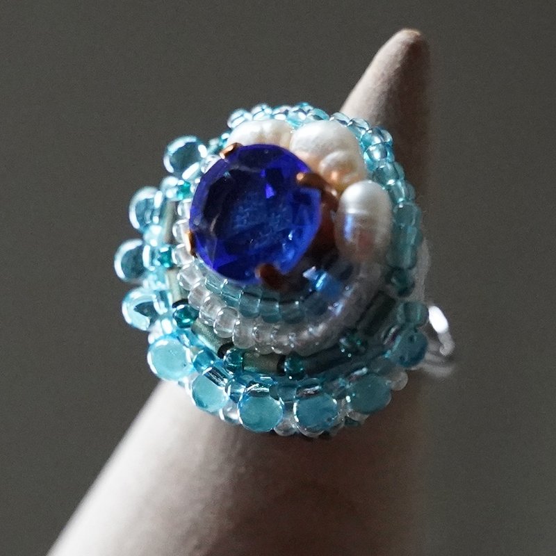 スカーフ留めにも おしゃべりな指輪127 フリーサイズ　ビーズ刺繍のリング　ビジュー　おおぶりリング - 戒指 - 玻璃 蓝色