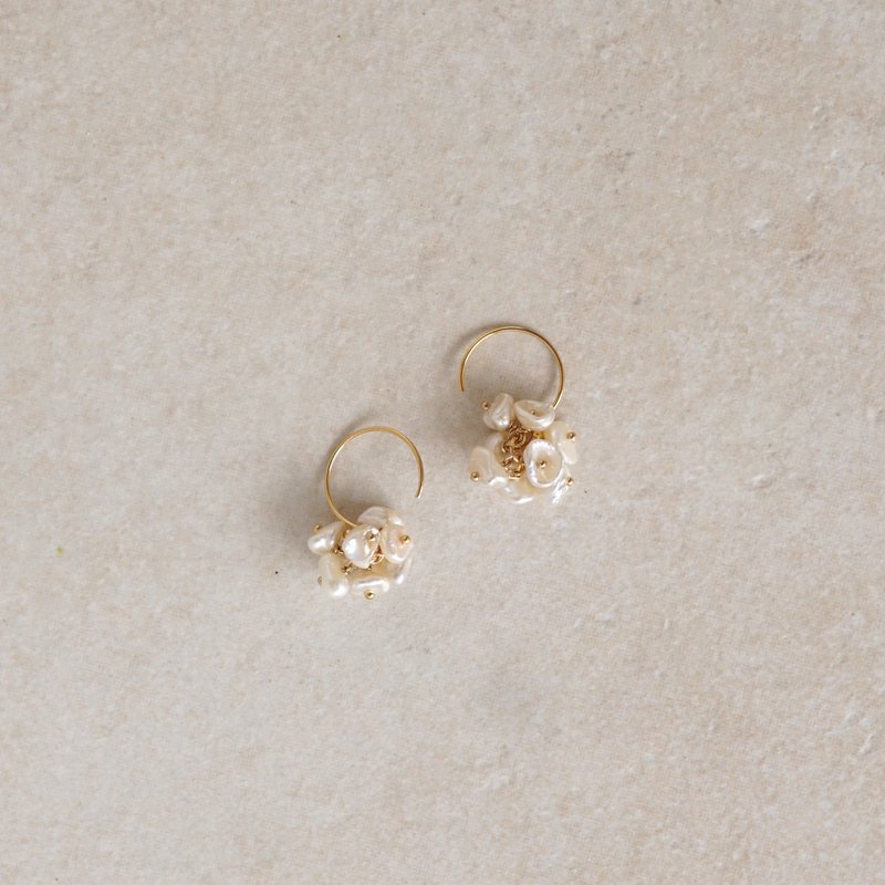 14kgf Pom Pom Pearl Hook Earrings - 耳环/耳夹 - 珍珠 白色
