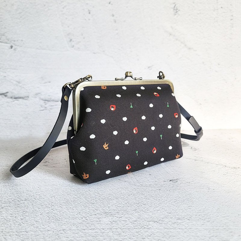 防泼水 口金包/仕女包/小方包 印花布包-小笼包 黑 小红帽大野狼 - 侧背包/斜挎包 - 棉．麻 黑色