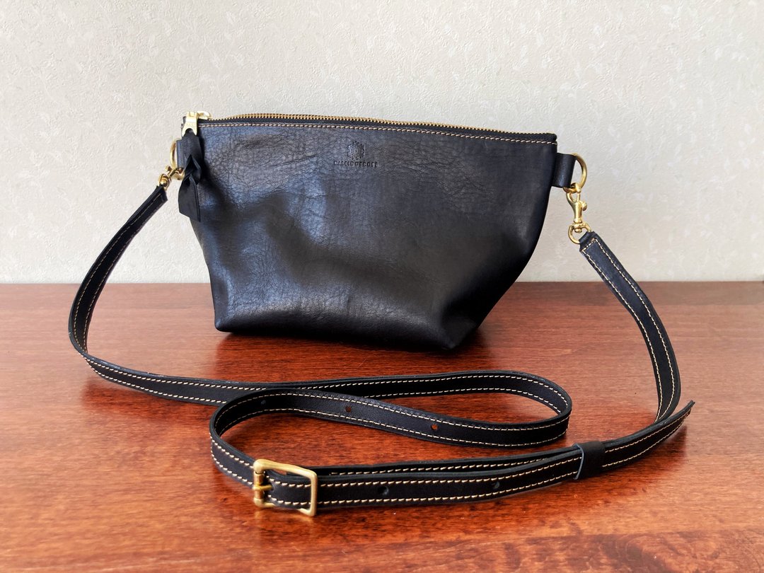 JAPAN Leather Nume Leather Clutch Shoulder Pouch barco L Black - 侧背包/斜挎包 - 真皮 黑色
