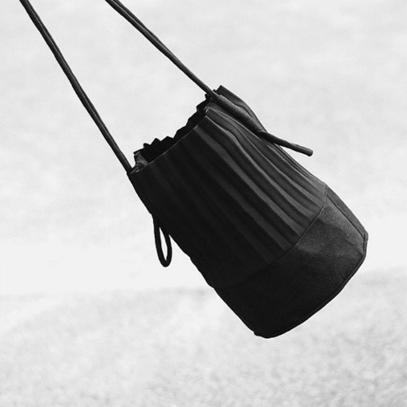 aPail Bucket Bag in Black - 手提包/手提袋 - 其他材质 黑色