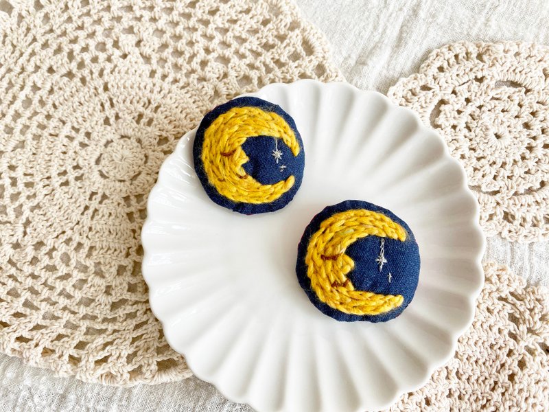 平静的月亮晚上 刺绣布胸针 - 胸针 - 棉．麻 蓝色