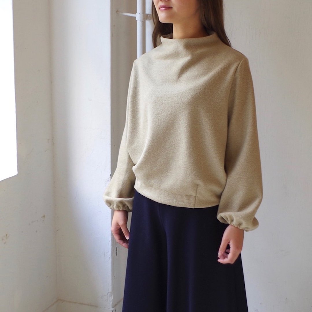 [Made in Japan] Mini Boucle Build Neck Puff Sleeve Pullover-beige - 女装上衣 - 其他材质 卡其色