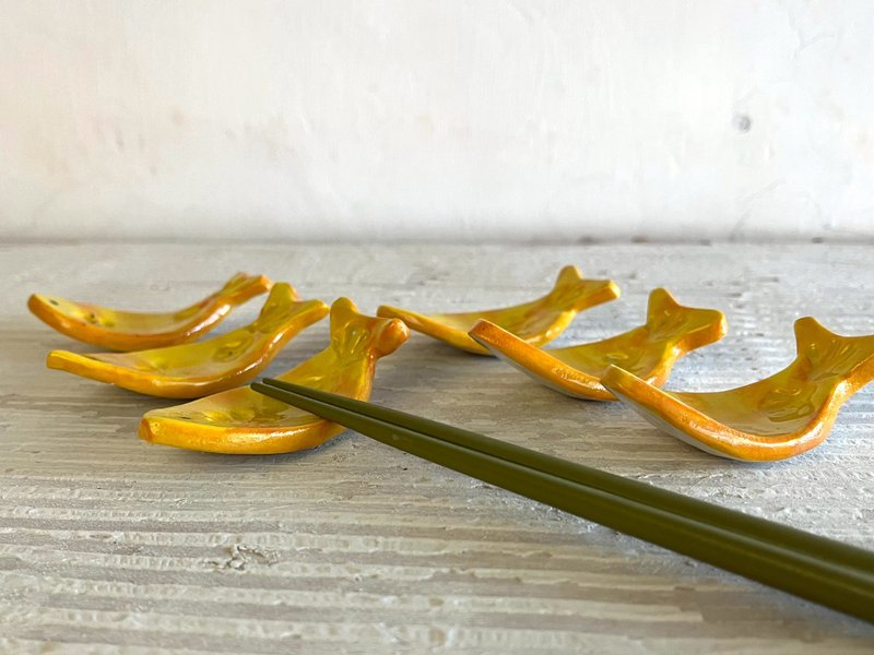 年年有黄金鱼小鱼干筷子架(售完再制款)_陶器筷架 - 筷子/筷架 - 陶 黄色