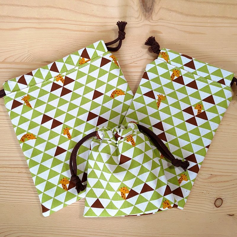 束口袋/防尘袋-三角长颈鹿 - 化妆包/杂物包 - 棉．麻 绿色