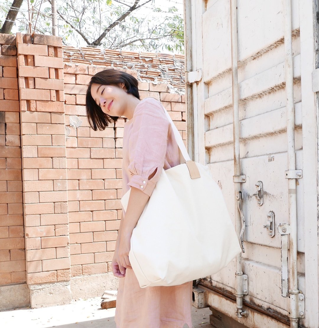 Oversized tag tote bag   white waterproof - 侧背包/斜挎包 - 防水材质 白色