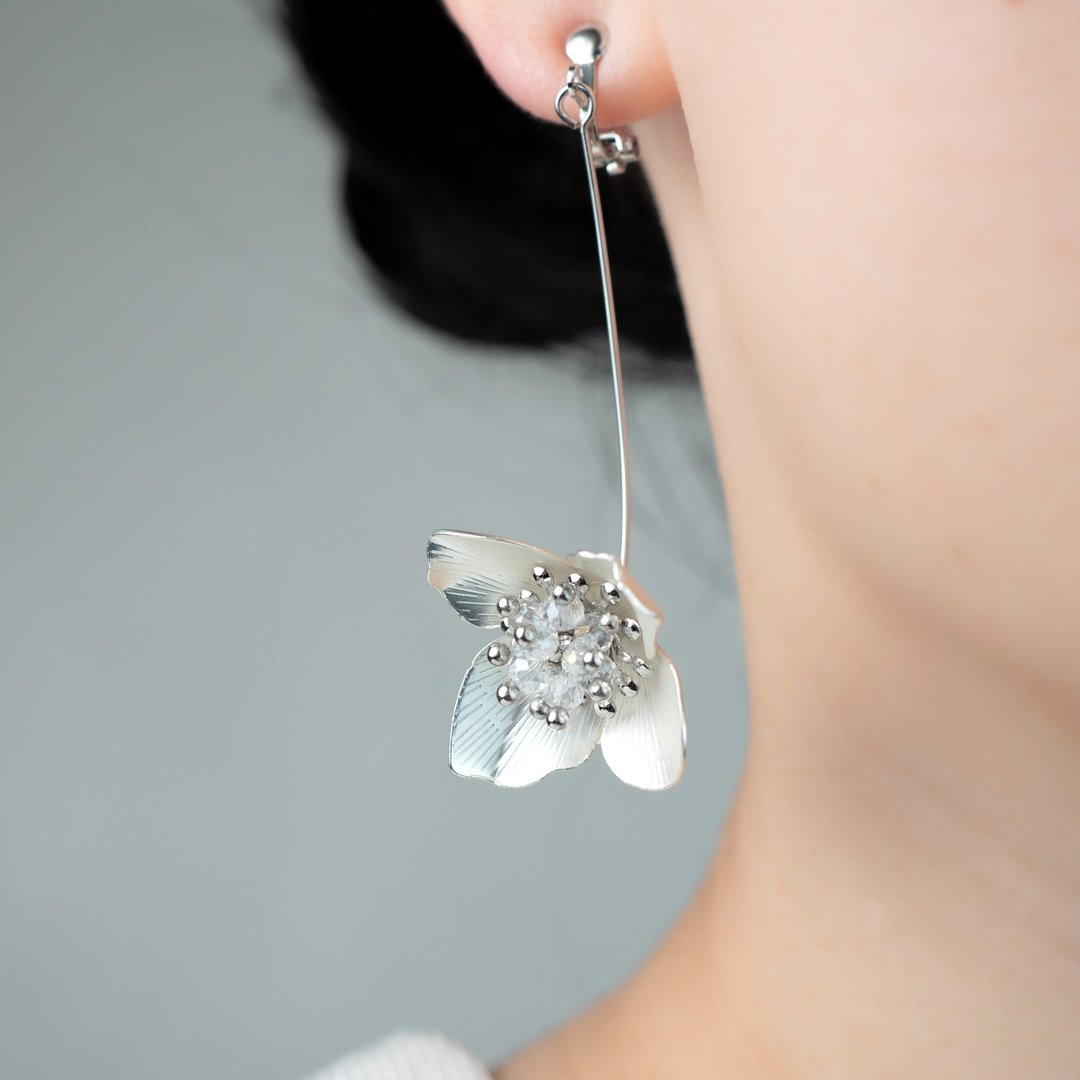 K14gf Swaying Precious Silver Flower Large Earrings (Clip-On can be changed) - 耳环/耳夹 - 其他金属 银色