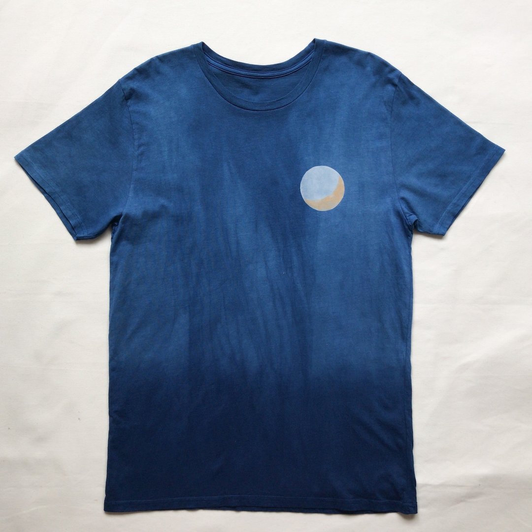 Rain and crescent moon THE MOON TEE Indigo dyed organic cotton Aizome shibori - 女装 T 恤 - 棉．麻 蓝色