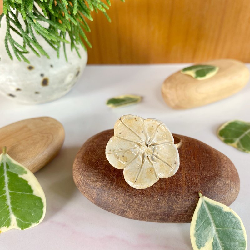 花朵戒指 (no. 38) / 陶瓷戒指 / 手工制作 - 戒指 - 陶 白色