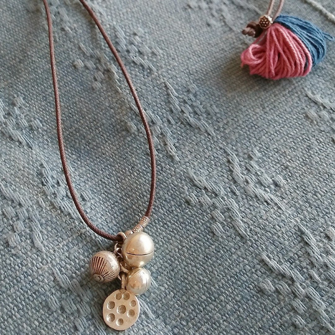 Karen Silver& Indigo Pink Tassel Necklace / Plant Dyed Thread - 项链 - 银 银色