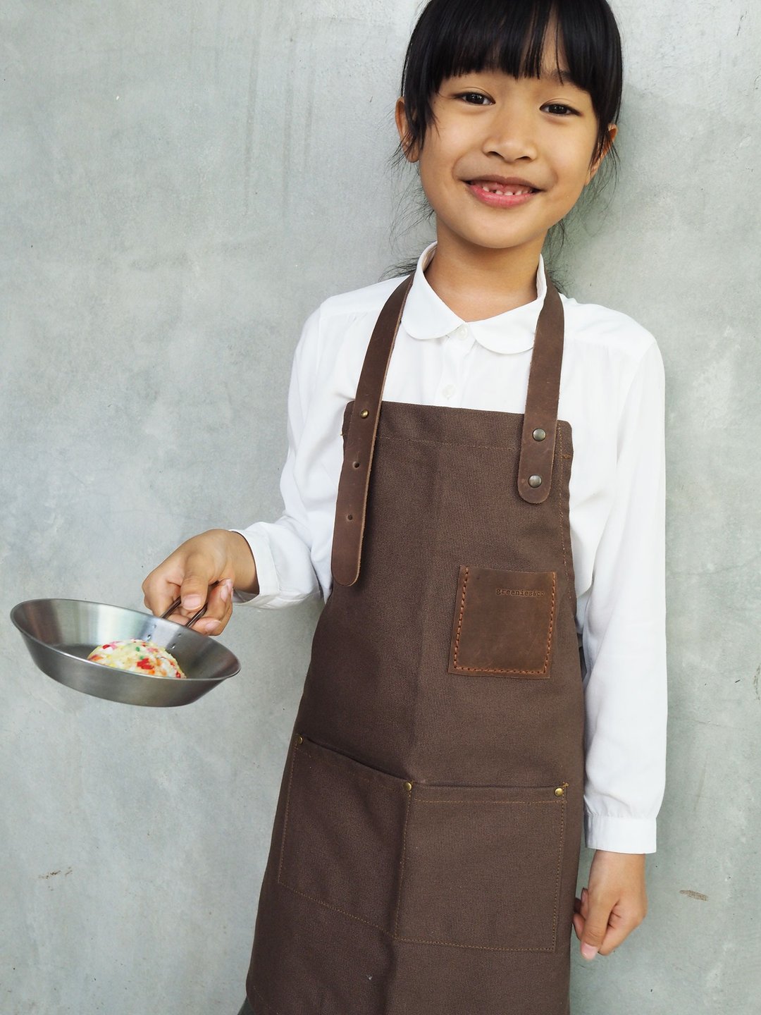 Simple canvas kid's apron - 围裙 - 棉．麻 咖啡色
