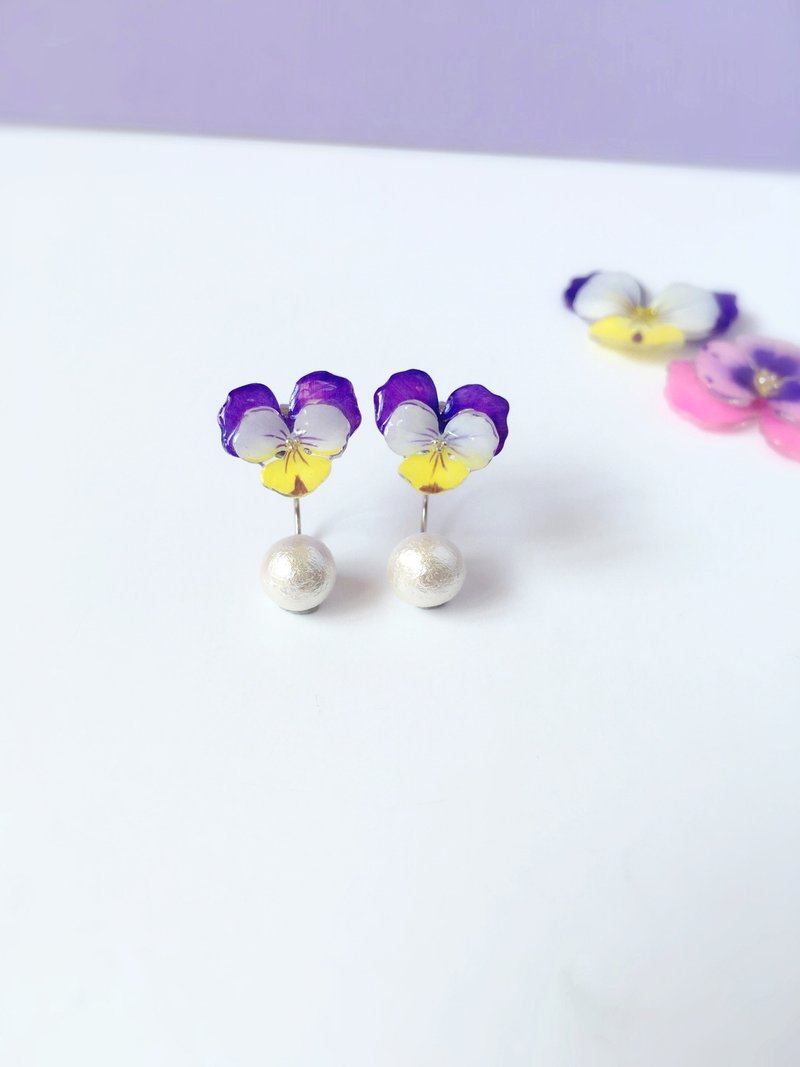 *Haku·Neko* 手绘三色堇经典紫白黄色配棉棉珠后耳托耳环 - 耳环/耳夹 - 塑料 黄色