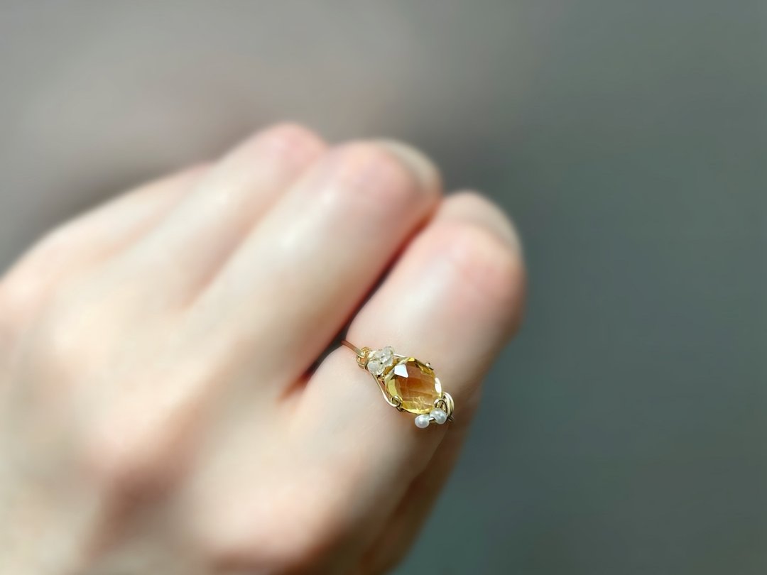 Marie's garden - 黄水晶、白色拓帕石、淡水珍珠缠绕线戒 - 戒指 - 宝石 黄色