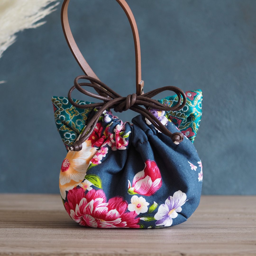 Cat-shaped Taiwanese flower lover pattern x silk fabric regular drawstring pouch (one piece work) - 化妆包/杂物包 - 棉 蓝色
