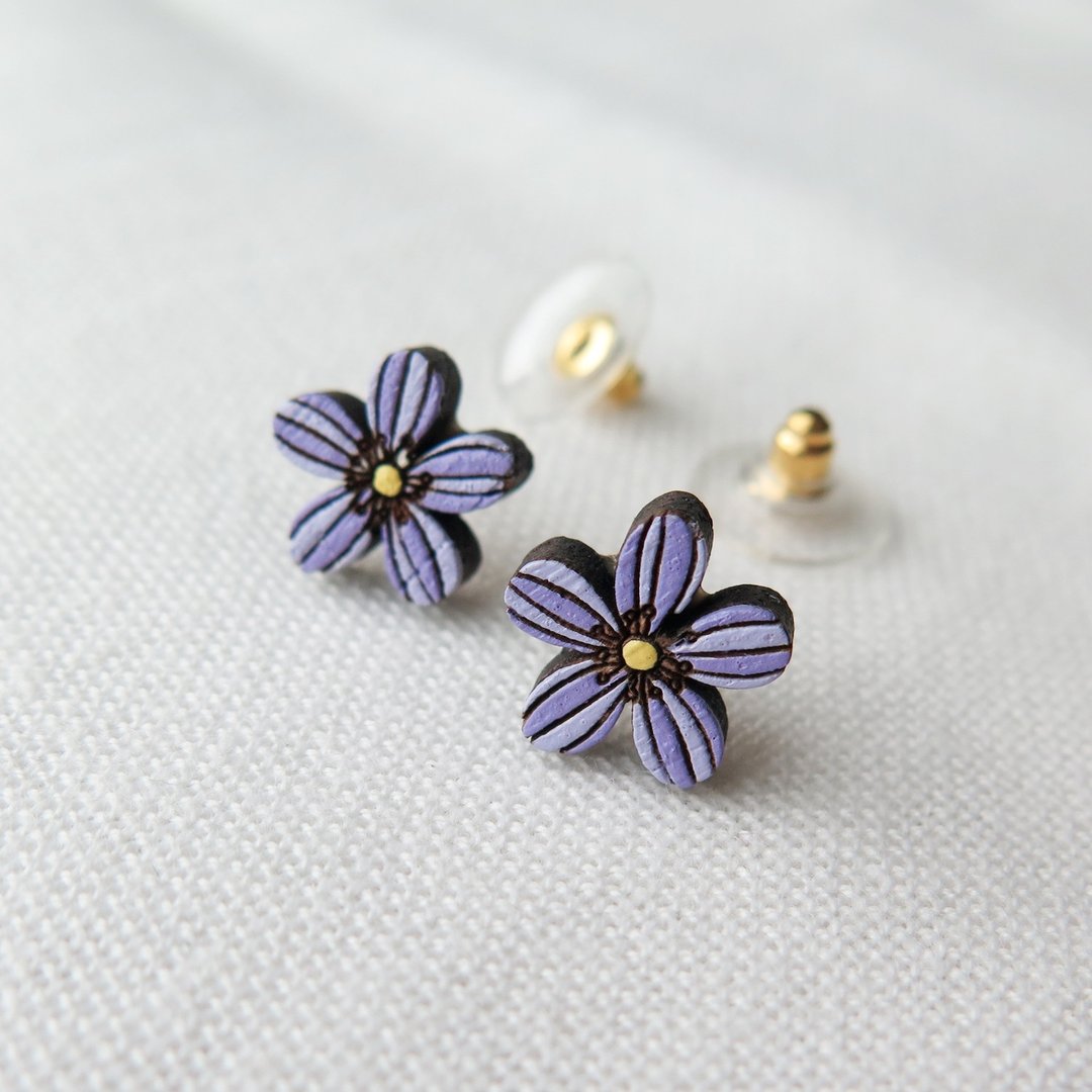 Wooden earring african violet - 耳环/耳夹 - 木头 紫色