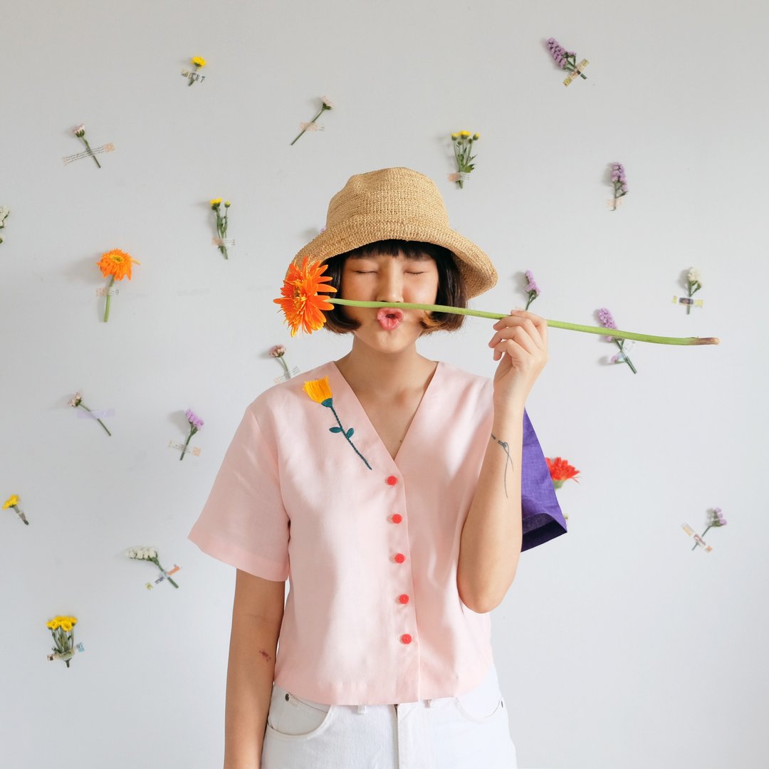 La VEE En Rose Top - Baby Pink with one Purple Sleeve - 女装上衣 - 棉 粉红色