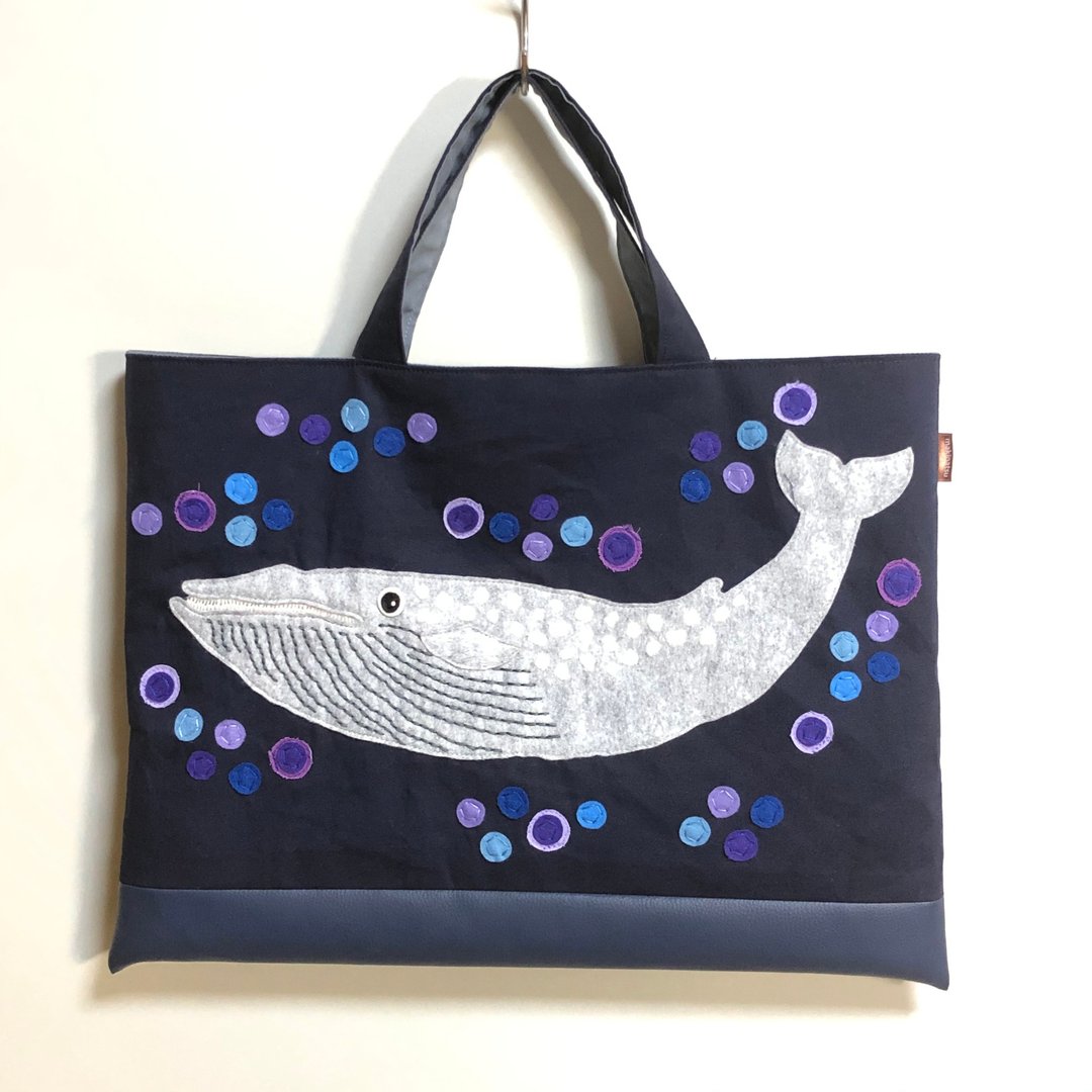 【For the Whale lover】Book Bag - Appliqué  Beluga Whale in navy Cotton Oxford - 其他 - 棉．麻 黑色