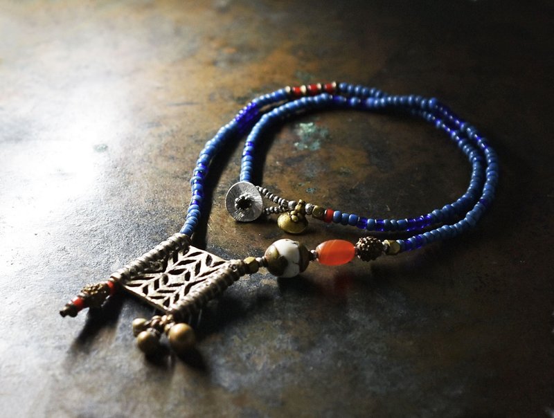 民族风金属零件与铃铛、西藏黄铜装饰贝壳珠、掸族红玉髓、颗粒黄铜、蓝灰色与蓝色珠子项链 - 项链 - 玻璃 蓝色