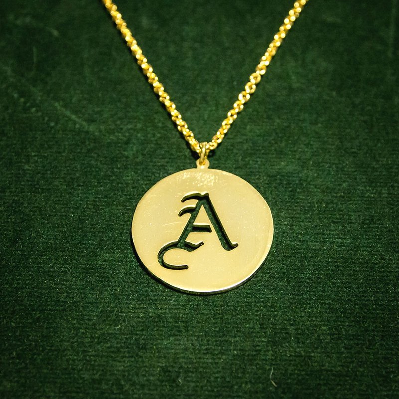Custom 1 cap  letter in round shape pendant - 项链 - 铜/黄铜 银色