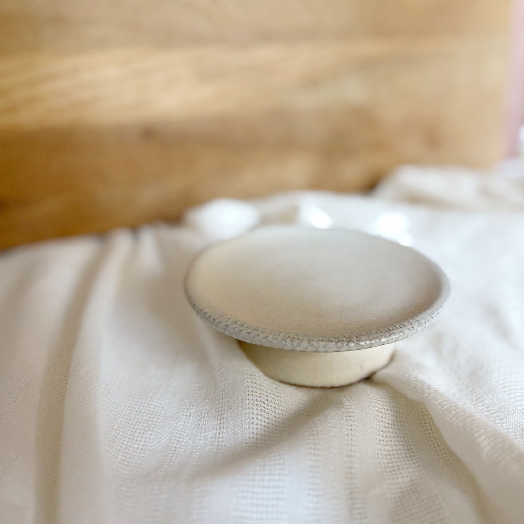 米白小高台 香氛蜡烛台 点心高台 - 蜡烛/烛台 - 陶 白色