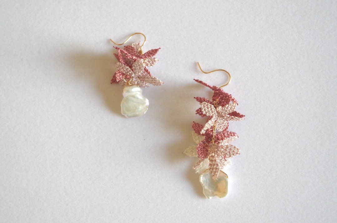 [Made-to-order] Eneoya small flower and poppy pearl asymmetrical earrings / autumn rose - 耳环/耳夹 - 聚酯纤维 粉红色