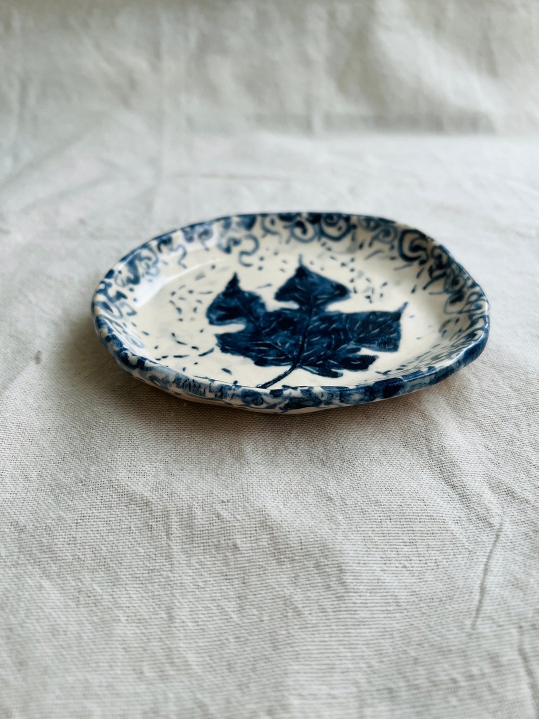 飘雨 飘落的叶子  手绘青花12.9 x 11.4 x 2 cm - 盘子/餐盘/盘架 - 陶 