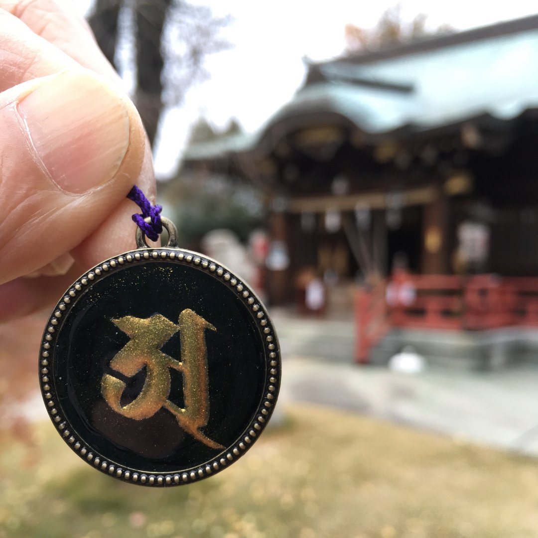 Charm Sanskrit characters 'a-hum' - 吊饰 - 其他金属 黑色