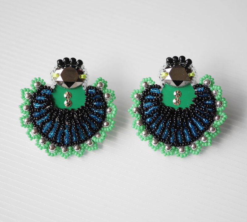 tsububu【订制款】/ 珠饰刺绣 / 微生物 / 飘逸裙摆 绿色 / 耳环 / 夹式耳环 - 耳环/耳夹 - 绣线 绿色