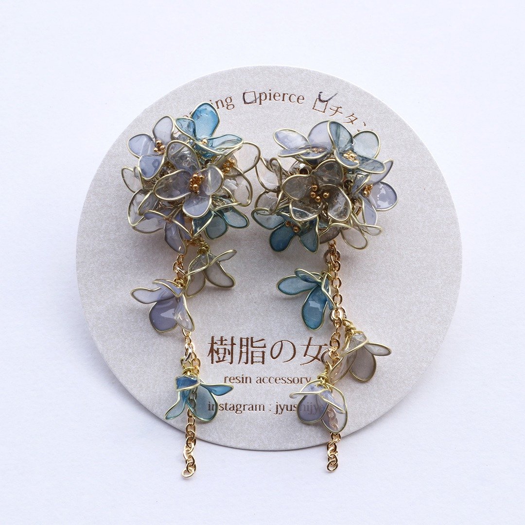 Blooming flower earrings blue - 耳环/耳夹 - 其他材质 蓝色