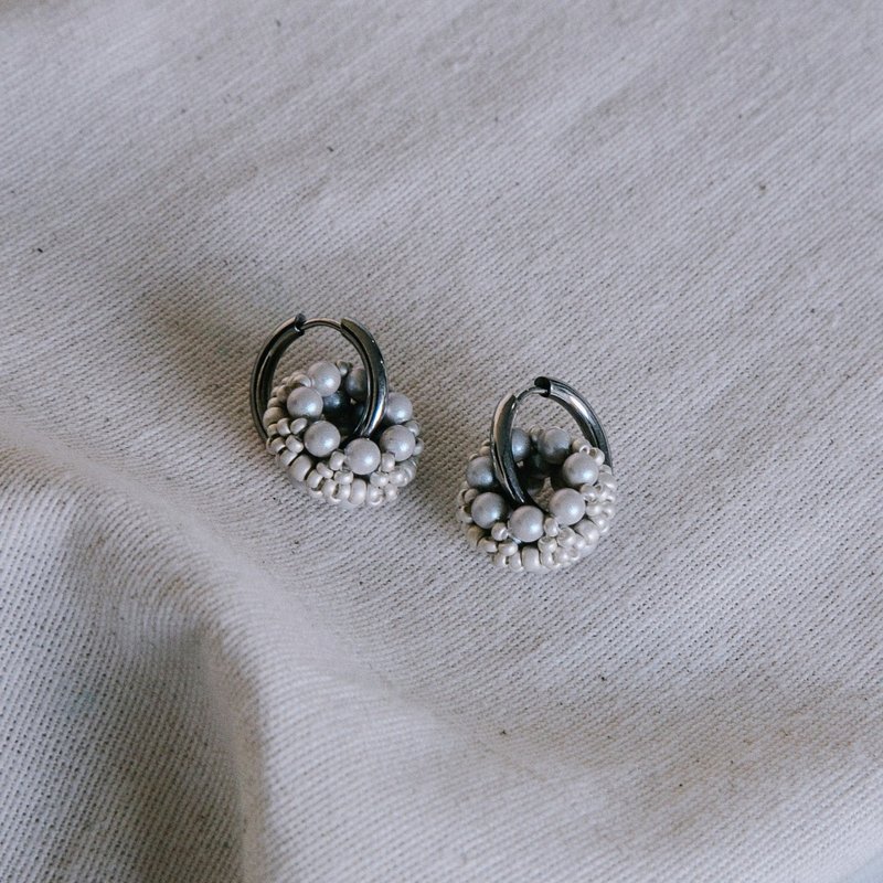 Rolling Earrings 环圈耳饰－清影银 - 耳环/耳夹 - 玻璃 银色