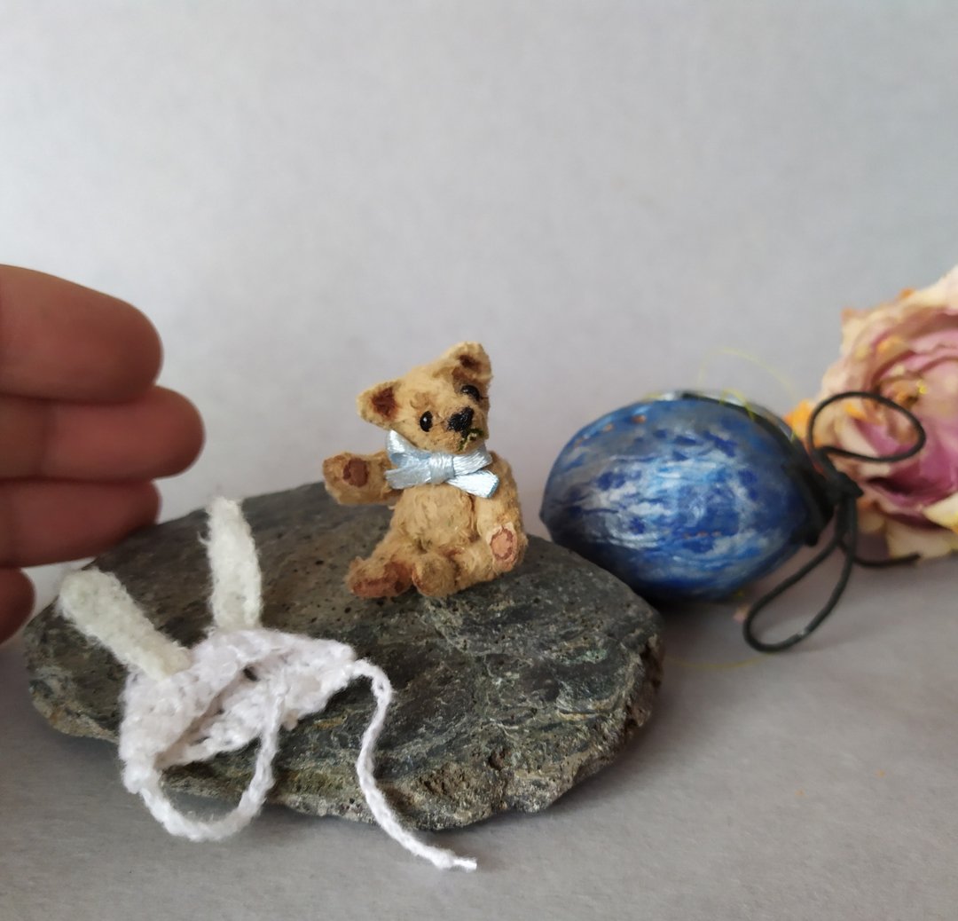 微型针织泰迪熊与坚果收藏小雕像amigurumi可爱玩具 - 玩偶/公仔 - 羊毛 卡其色