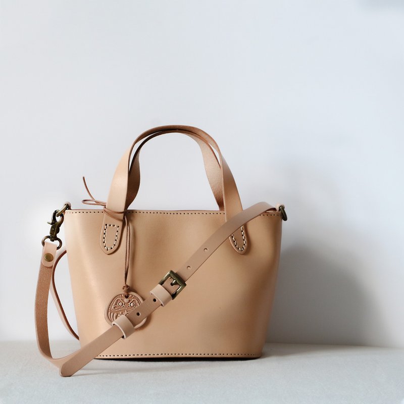 Hand-sewn tanned leather shoulder bag 2way cowhide storage bag - 侧背包/斜挎包 - 真皮 多色