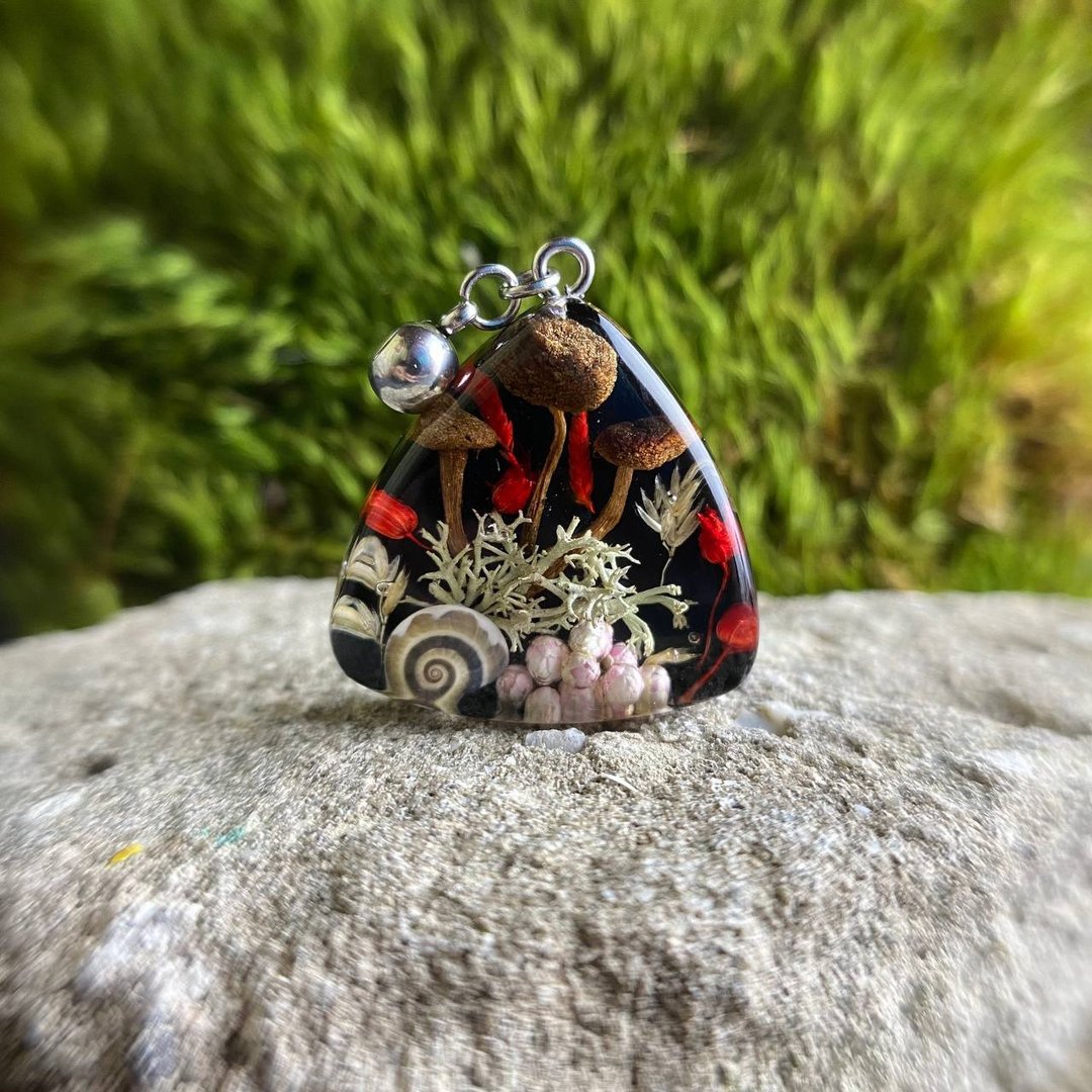 Mushroom pendant, mushroom necklace, epoxy necklace, epoxy jewelry - 项链 - 树脂 黑色