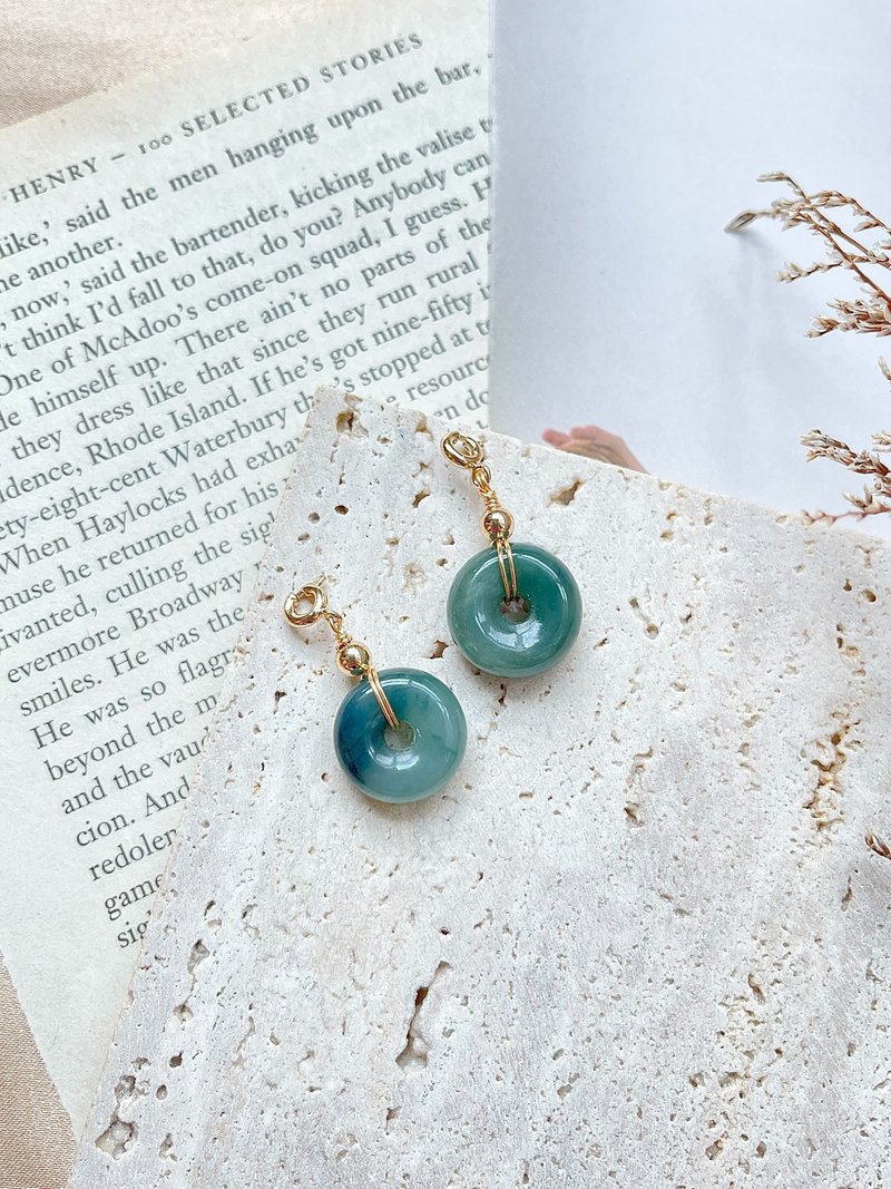 缅甸玉A货翡翠-冰糯满绿/飘蓝平安扣翡翠14K包金随意扣 坠饰 吊饰 - 吊饰 - 玉石 金色