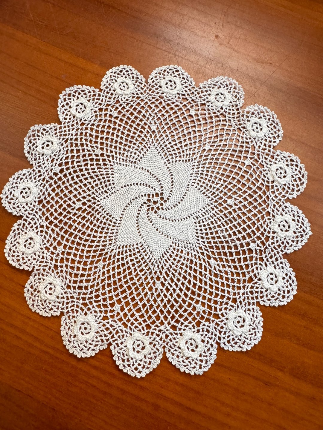 澳洲购入之圆形老蕾丝布 - 海报/装饰画/版画 - 其他金属 金色