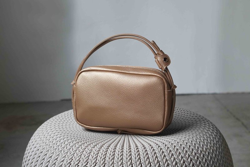 柔嫩金・两用斜背包 L尺寸・内附钥匙圈・丰富的口袋收纳功能 - 侧背包/斜挎包 - 真皮 金色