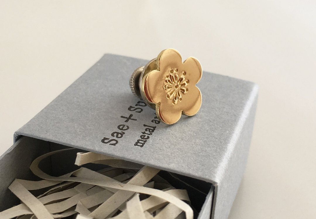 Plum brass pin badge - 胸针 - 其他金属 金色