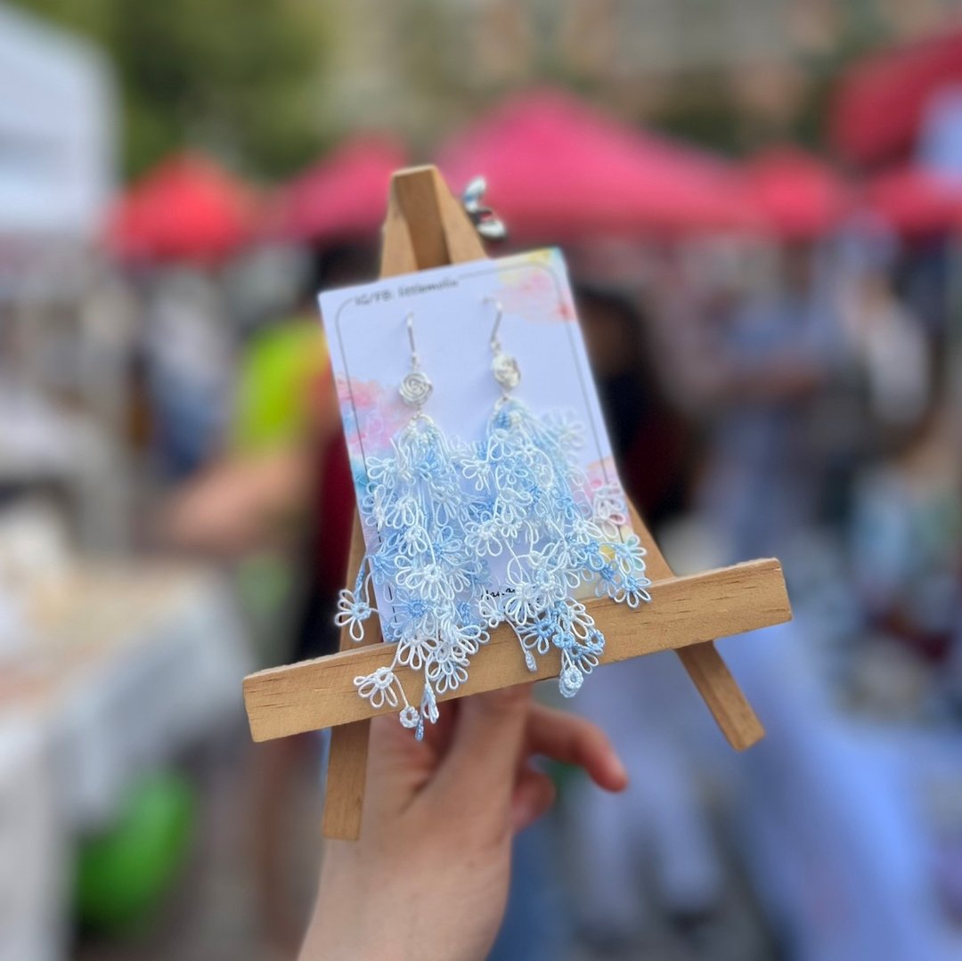 │Littlemoliu│手工梭编 粉蓝(大)花海耳环 Double the Blossom - 耳环/耳夹 - 绣线 蓝色