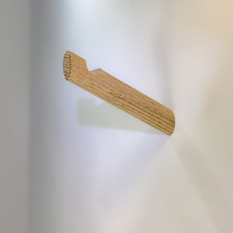 Oak wood wall hook.Minimalist wall storage. Macramé holder. Plant rack hanger. - 衣架/挂勾 - 木头 